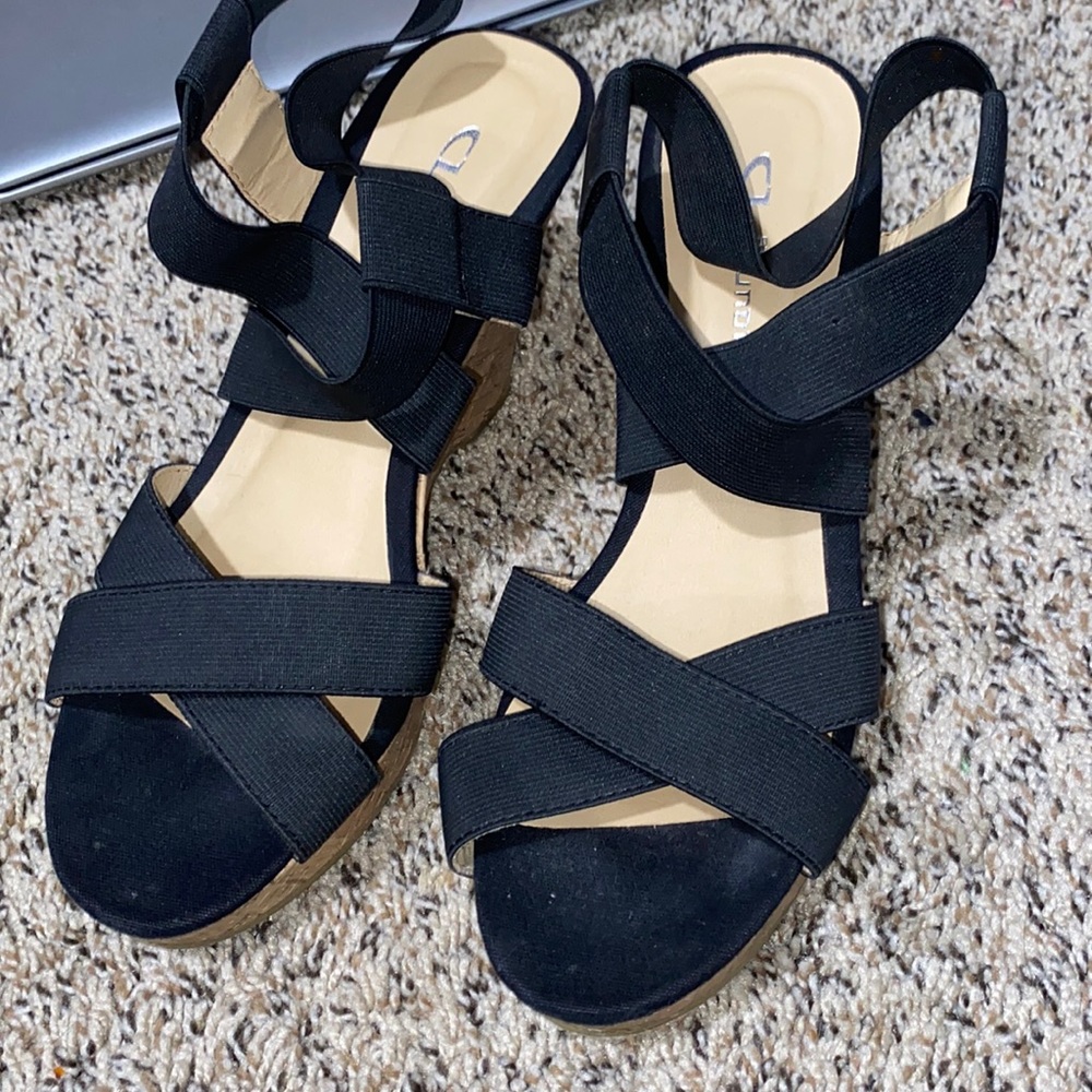 Black wedges
